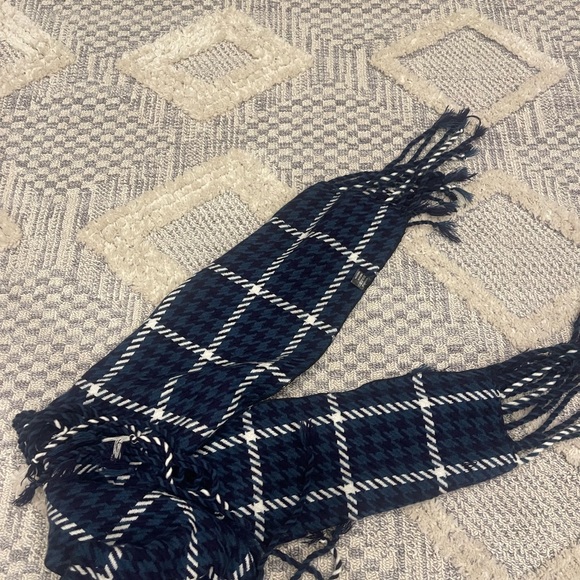 Abercrombie & Fitch Classic Navy Blue White Tartan Plaid Chunky Knit Scarf - Picture 4 of 5